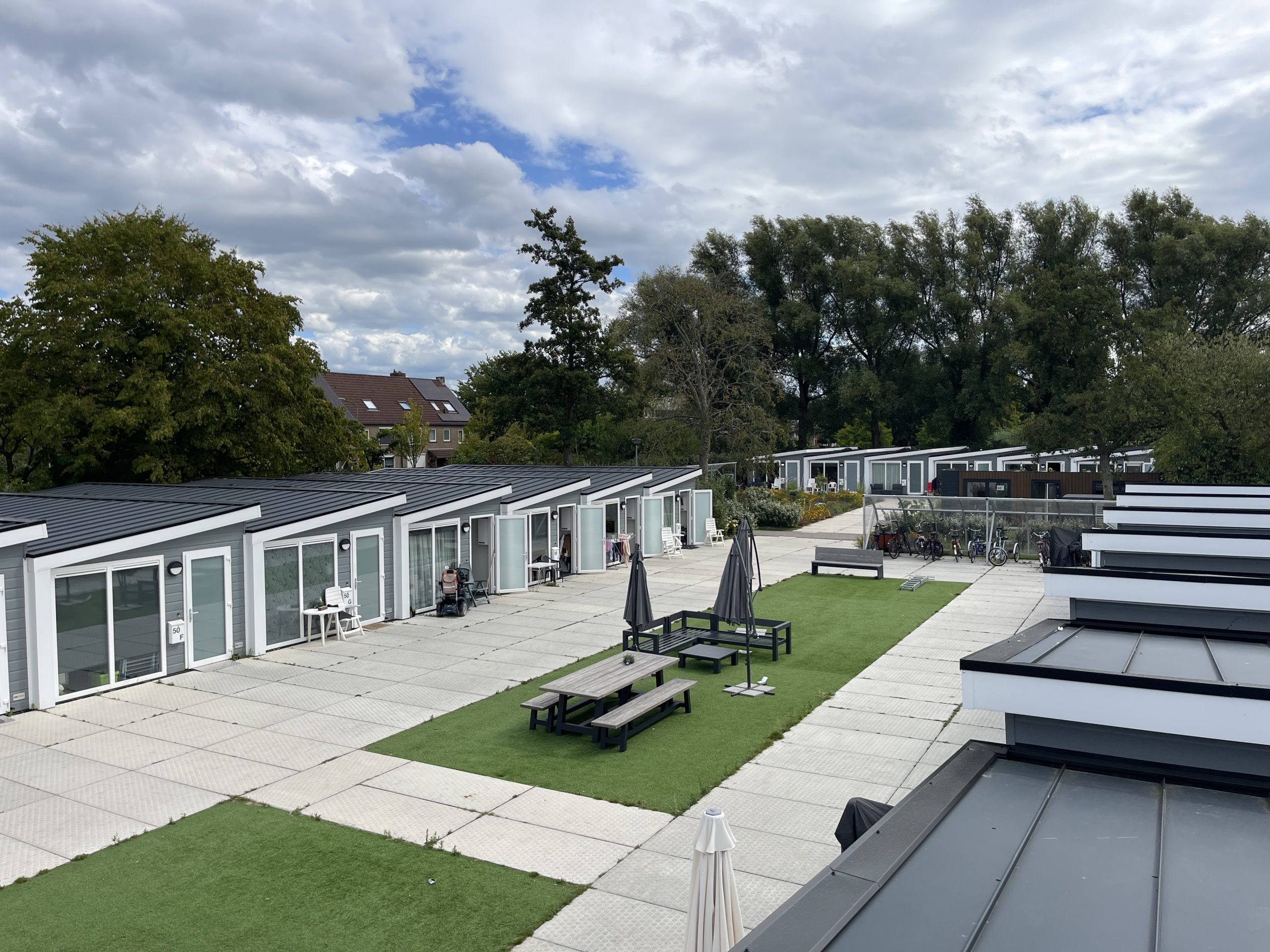Paviljoens met terras en grasveld op een opvanglocatie