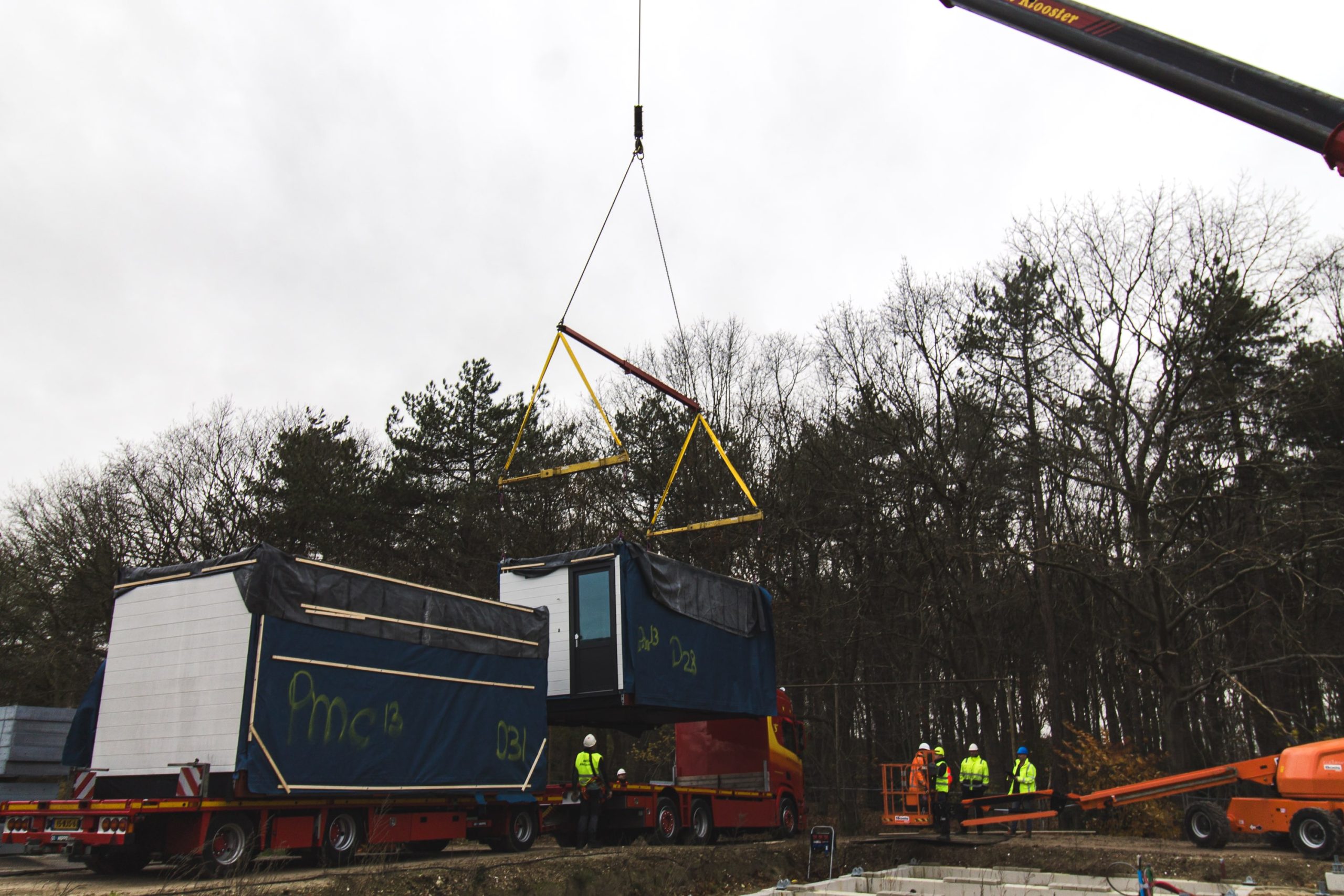 Woonunit wordt met een kraan geplaatst