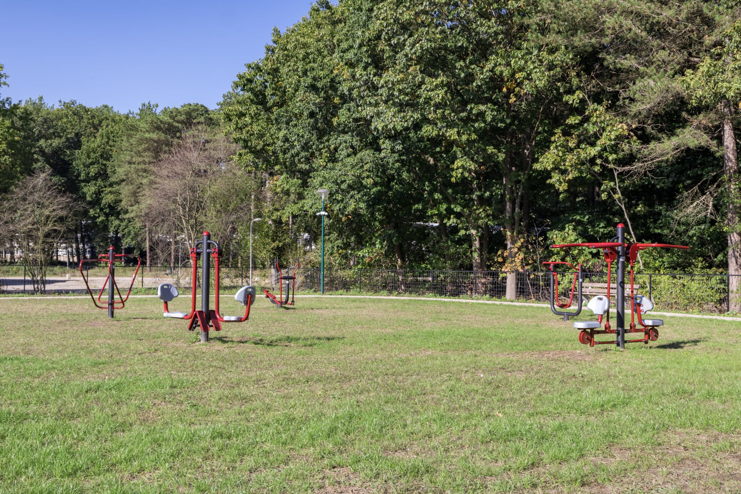 Speelveld met speeltoestellen op een groene opvanglocatie