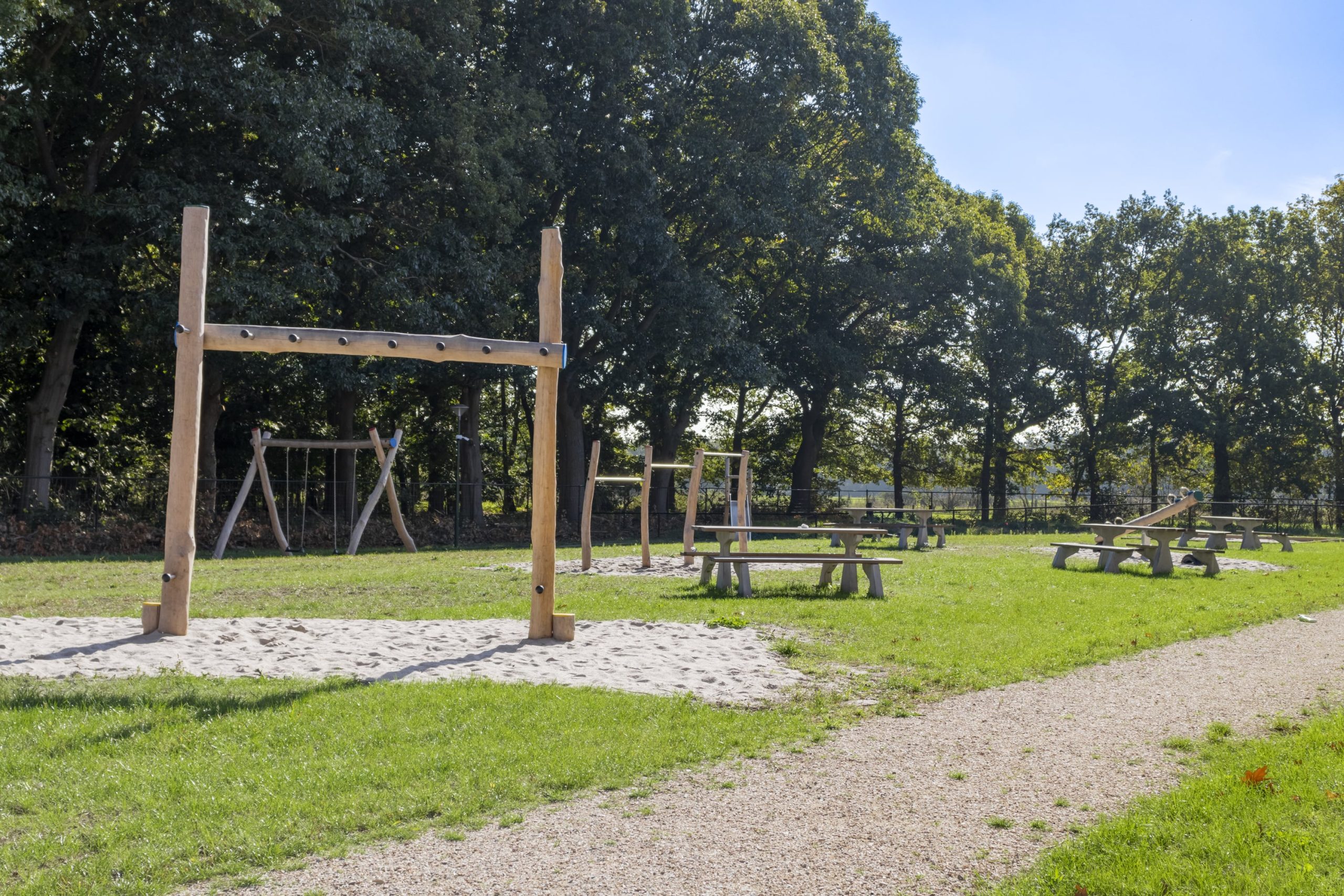 Speeltuin met klimtoestel op een opvanglocatie