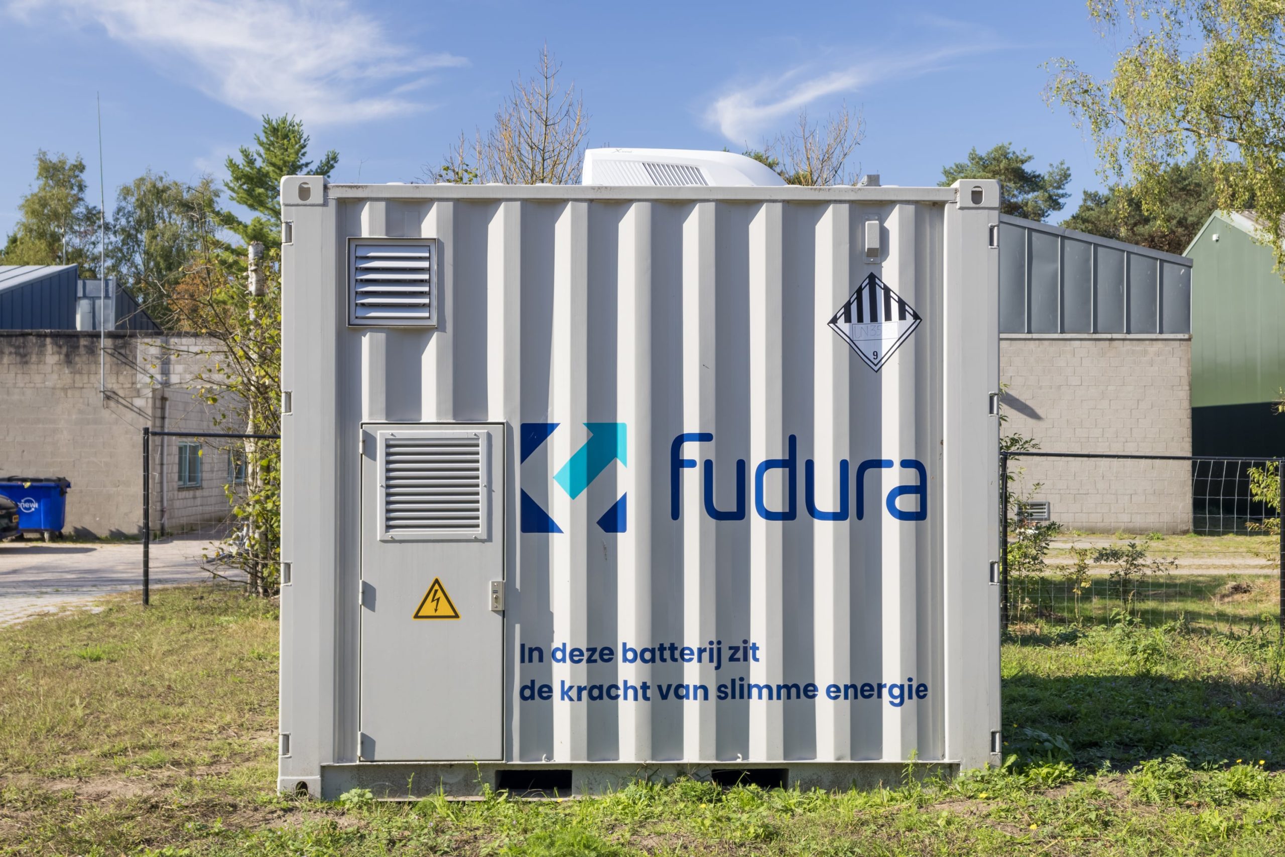 Technische container op het terrein van de opvanglocatie