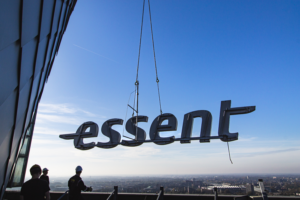 Essent-letters aan een hijskraan boven de stad