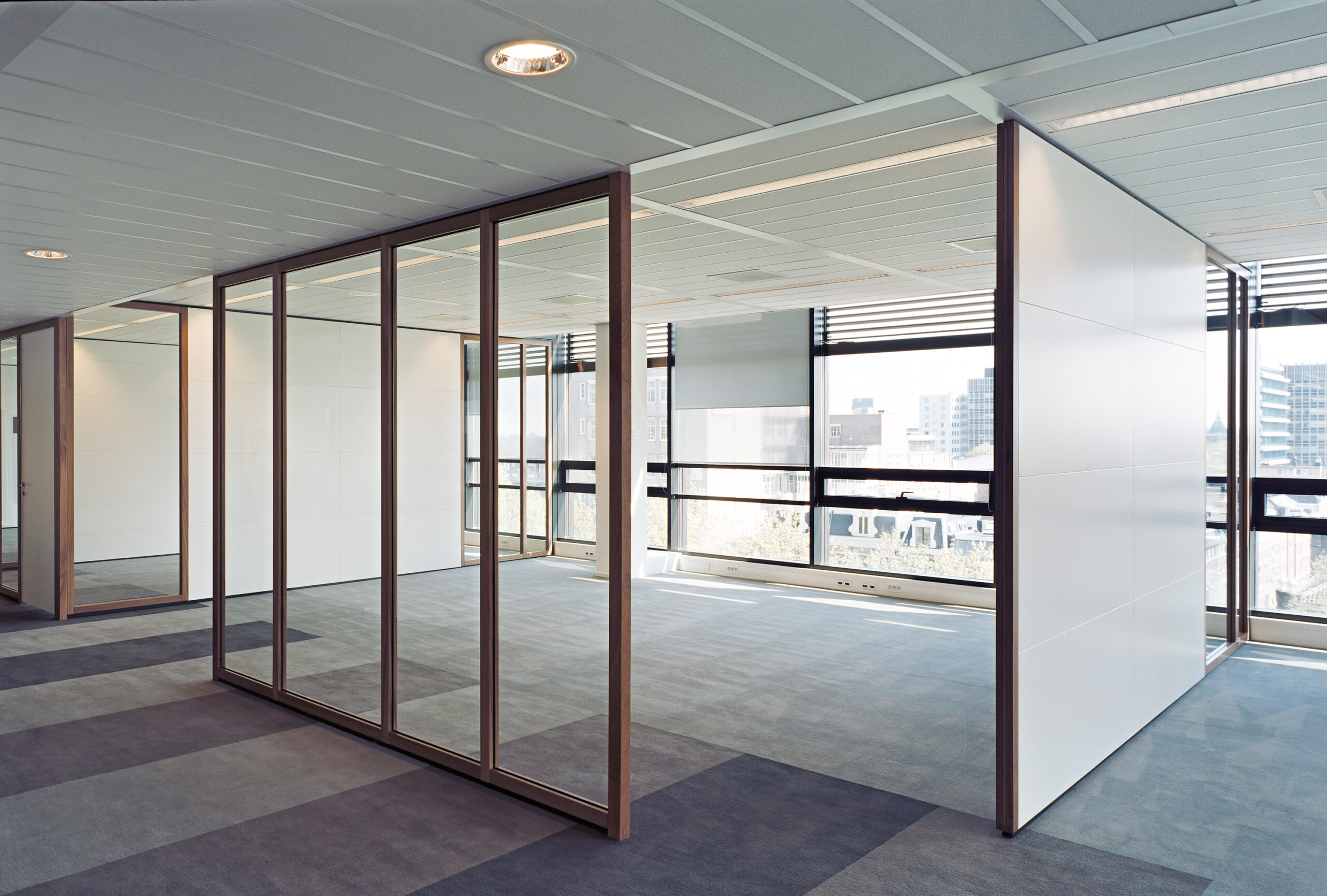 Kantoor met glazen wand en houten kozijn
