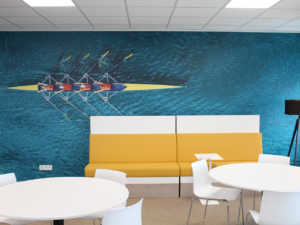 Zithoek met wandschildering van roeiers en gele bank