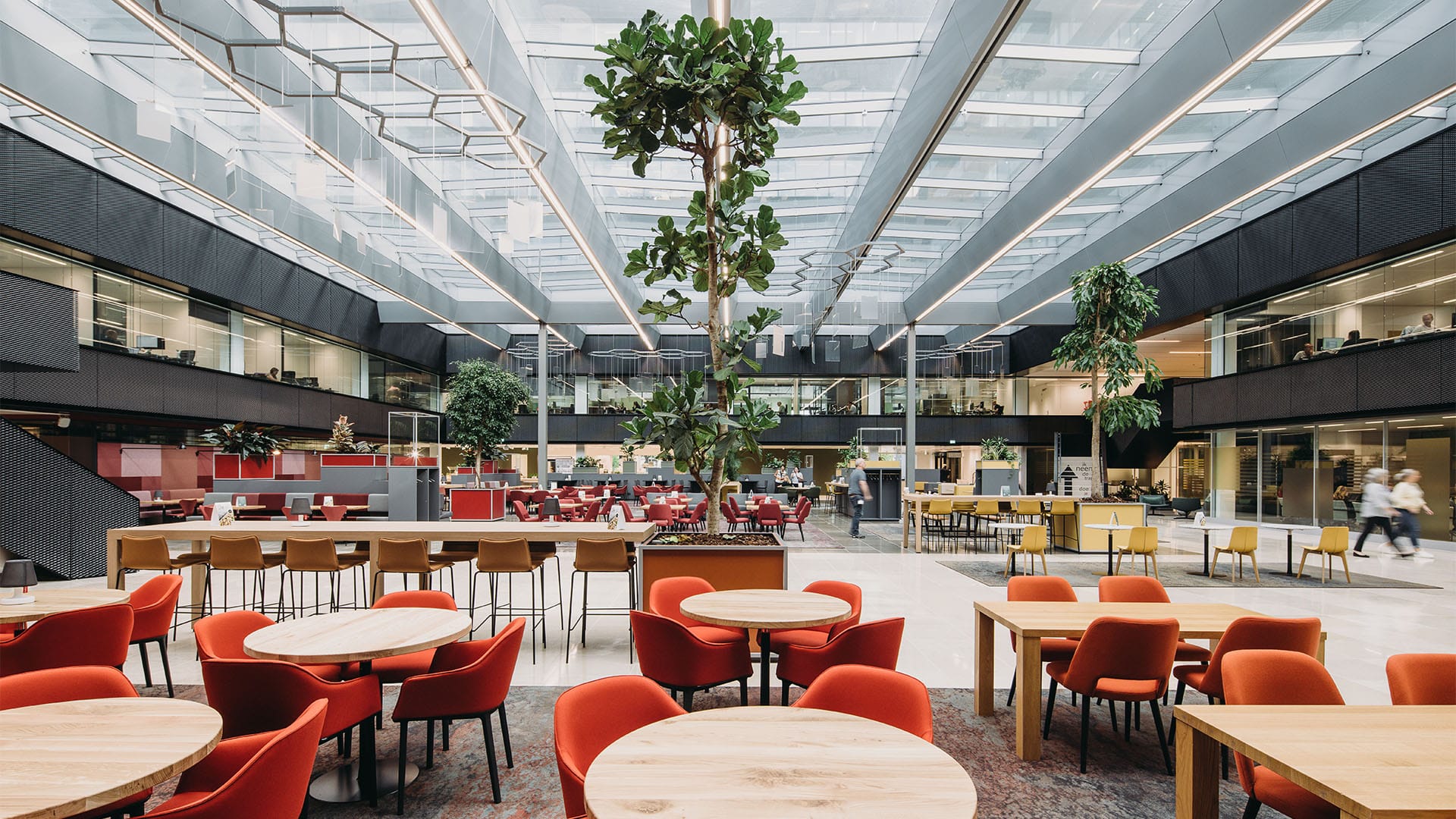 Restaurant met rode stoelen onder het glazen dak van EDGE Fellenoord