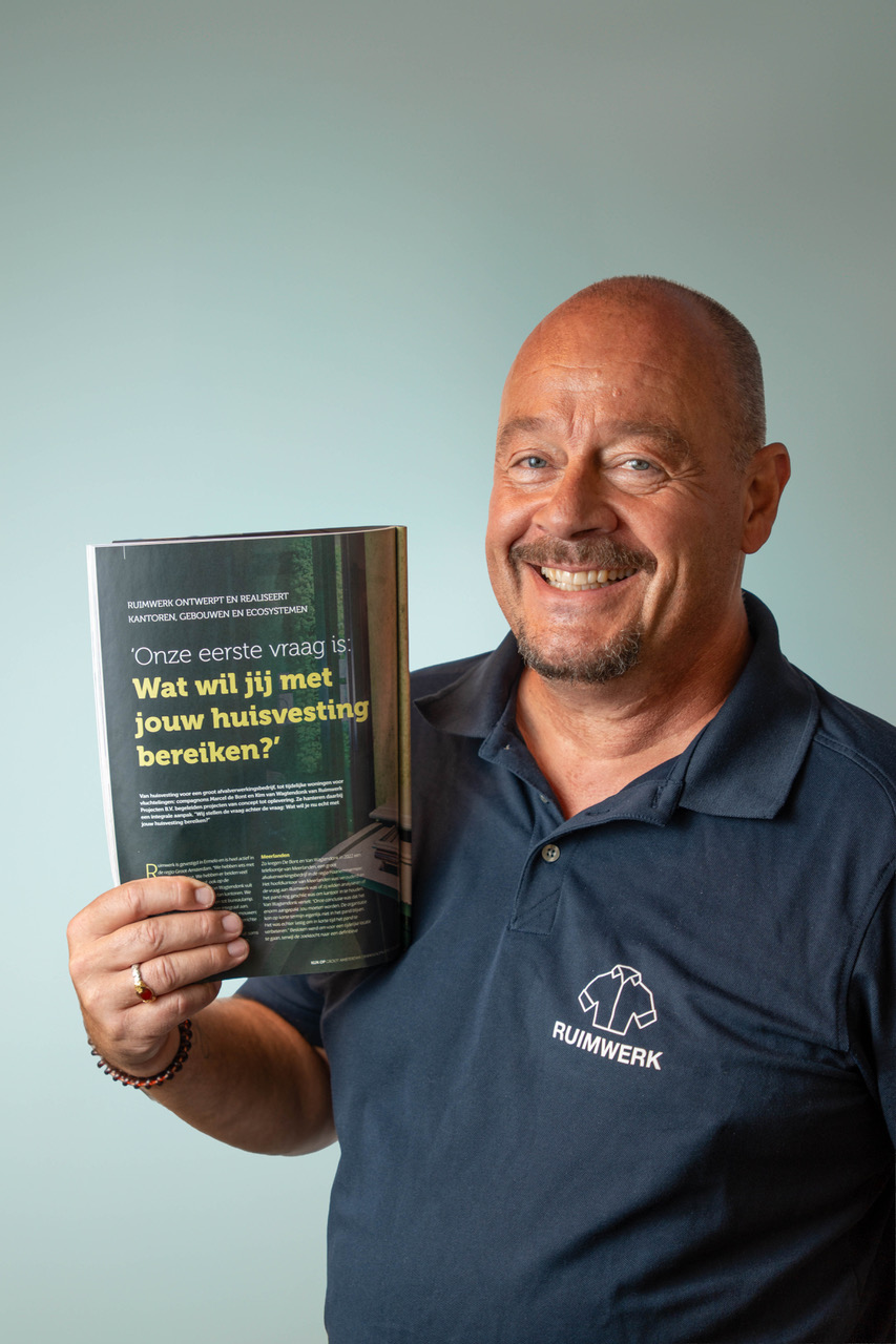 Teamlid van Ruimwerk met een boek in de hand