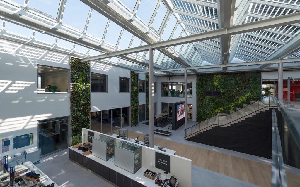 Glazen dak boven een atrium met groenwand