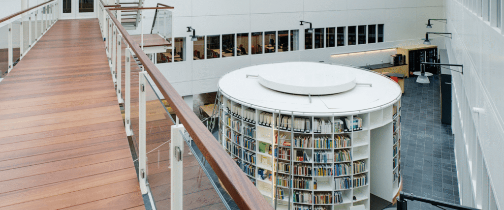 Atrium met houten vloer en ronde boekenkast