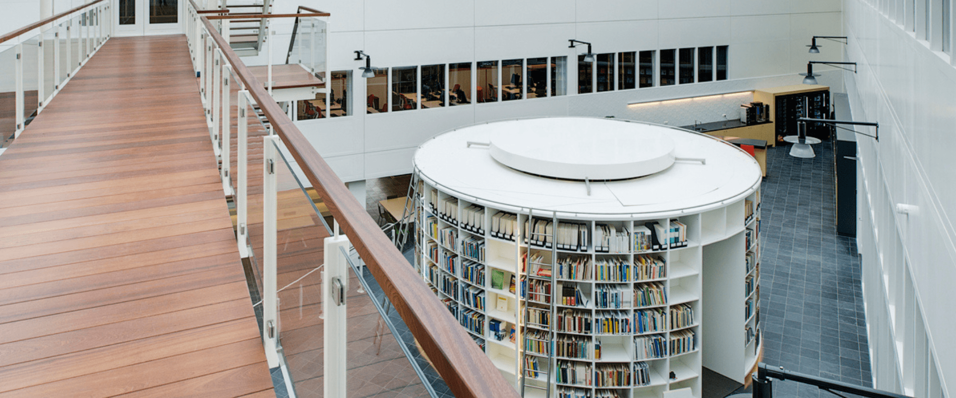Atrium met houten vloer en ronde boekenkast