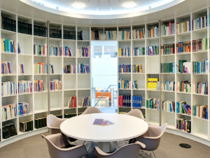 Ronde boekenkast met vergadertafel