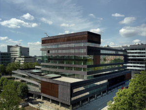 Luchtfoto van het vernieuwde kantoorcomplex in Eindhoven