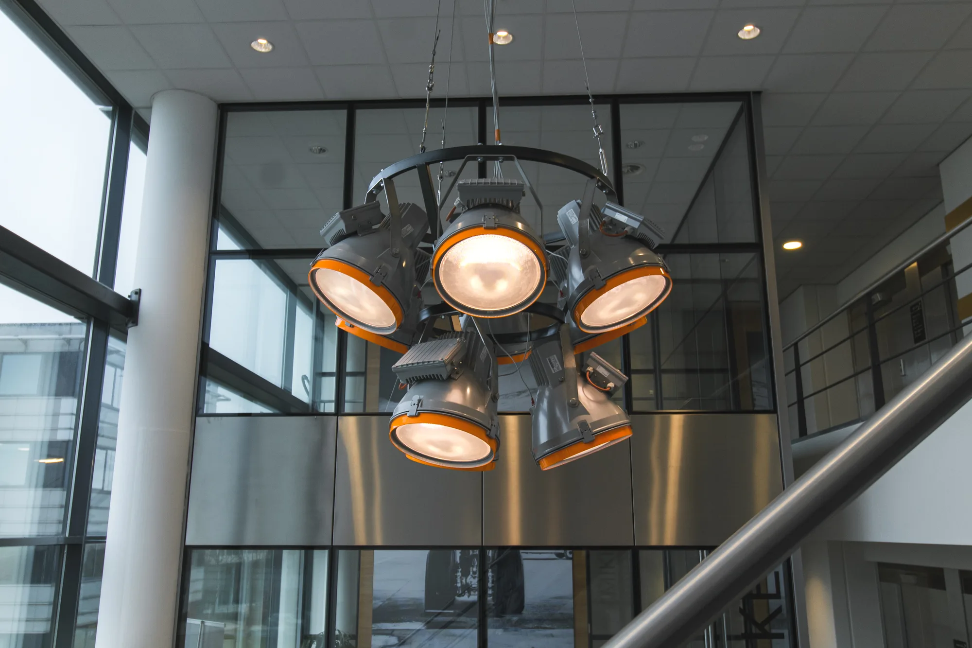 Hanglamp in een glazen trappenhuis