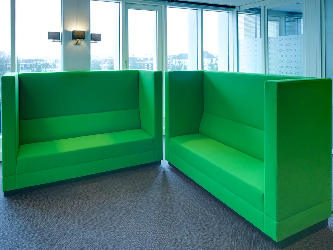 Groene zitnis met hoge rugleuning