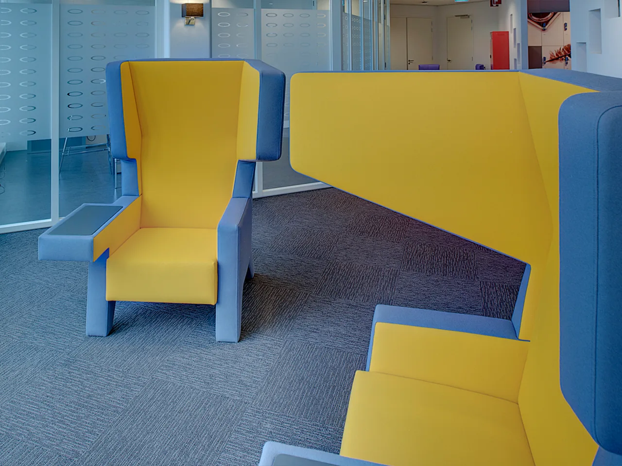 Gele zithoek met hoge rugleuning