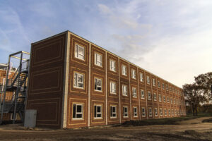 Opvangwoningen van drie bouwlagen met houten gevel