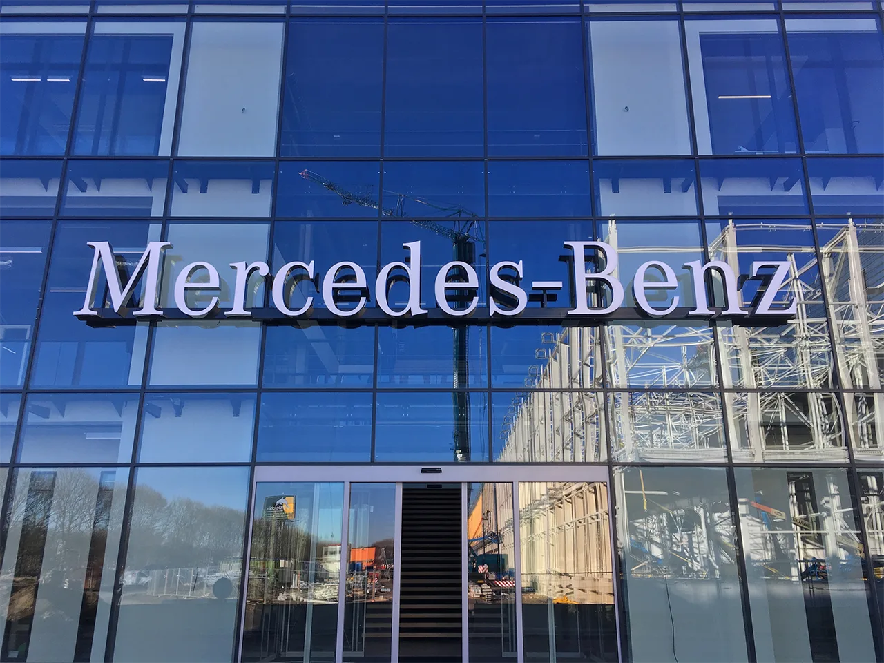 Gevel van Mercedes-Benz met logo