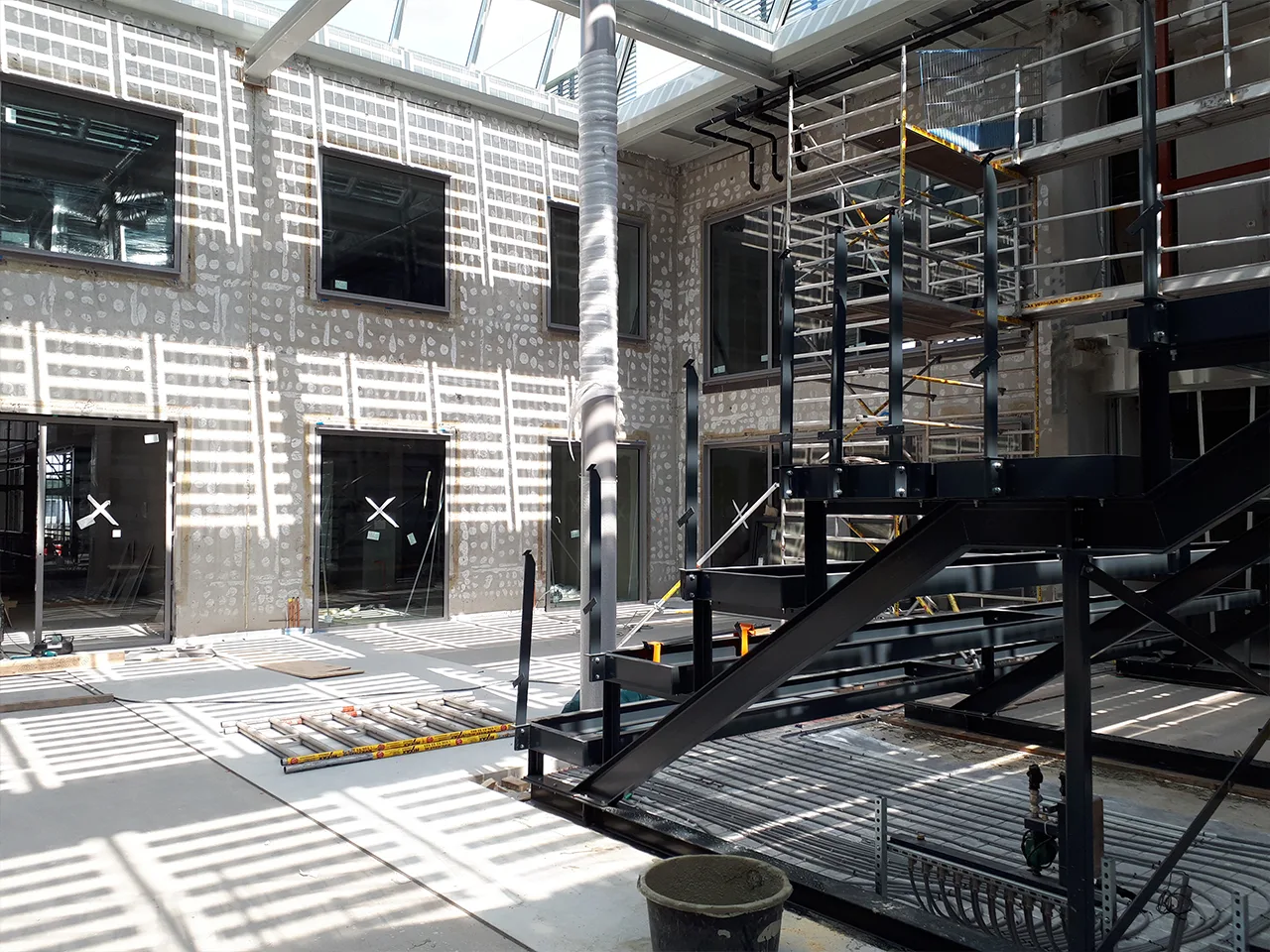 Bouwsteigers en trappen in het atrium tijdens de bouw