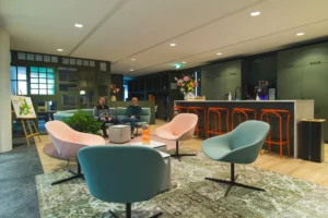Receptie met roze zitelementen