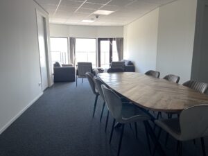 Vergaderruimte met lange tafel op de opvanglocatie Newport